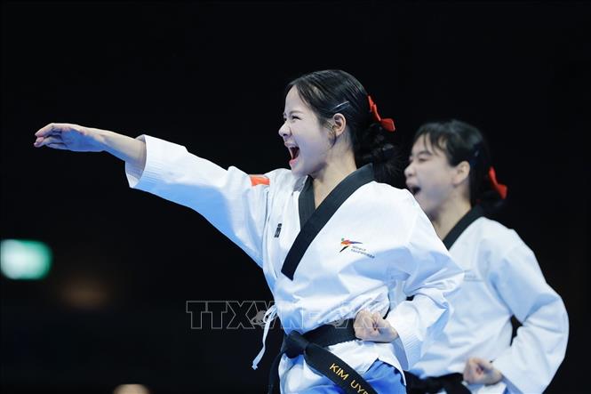 Các VĐV Việt Nam thi đấu nội dung quyền biểu diễn đồng đội nữ. Ảnh: Minh Quyết - PV TTXVN tại Thái Lan
