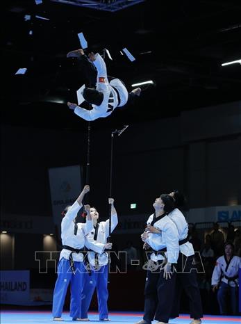 Các VĐV Lê Trần Kim Uyên, Nguyễn Xuân Thành, Trần Đăng Khoa, Trần Hồ Duy, Nguyễn Thị Y Bình, Nguyễn Phan Khánh Hân thi đấu xuất sắc, giành HCV nội dung đồng đội sáng tạo. Ảnh: Minh Quyết - PV TTXVN tại Thái Lan