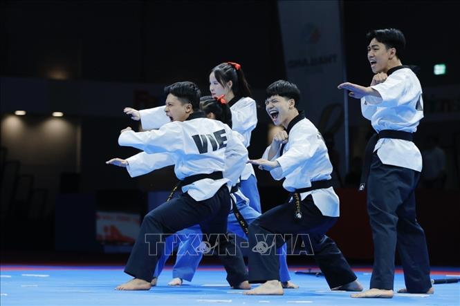 Các VĐV Lê Trần Kim Uyên, Nguyễn Xuân Thành, Trần Đăng Khoa, Trần Hồ Duy, Nguyễn Thị Y Bình, Nguyễn Phan Khánh Hân thi đấu xuất sắc, giành HCV nội dung đồng đội sáng tạo. Ảnh: Minh Quyết - PV TTXVN tại Thái Lan