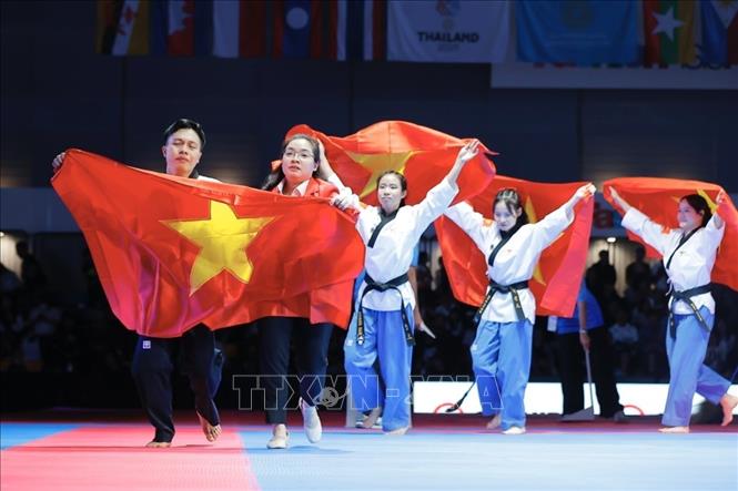 Các VĐV Lê Trần Kim Uyên, Nguyễn Xuân Thành, Trần Đăng Khoa, Trần Hồ Duy, Nguyễn Thị Y Bình, Nguyễn Phan Khánh Hân thi đấu xuất sắc, giành HCV nội dung đồng đội sáng tạo. Ảnh: Minh Quyết - PV TTXVN tại Thái Lan