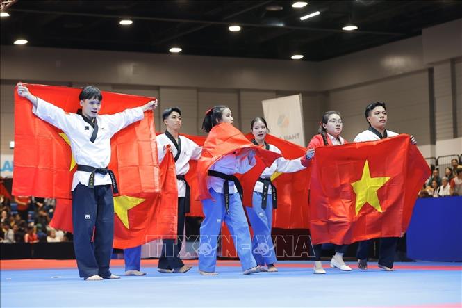 Các VĐV Lê Trần Kim Uyên, Nguyễn Xuân Thành, Trần Đăng Khoa, Trần Hồ Duy, Nguyễn Thị Y Bình, Nguyễn Phan Khánh Hân thi đấu xuất sắc, giành HCV nội dung đồng đội sáng tạo. Ảnh: Minh Quyết - PV TTXVN tại Thái Lan