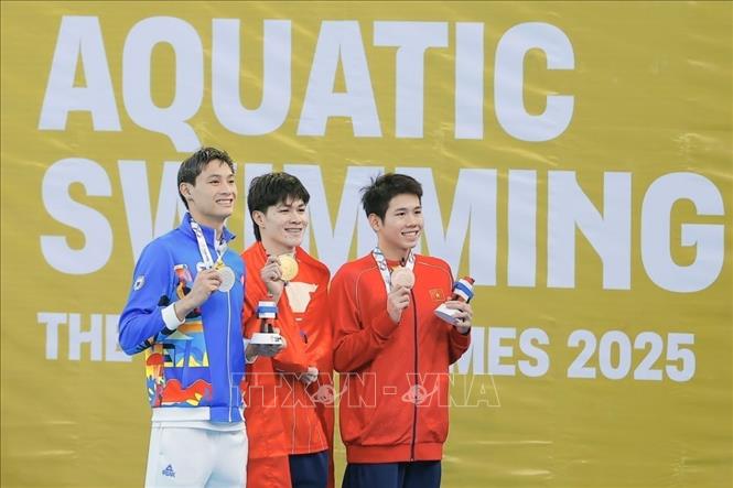 Trần Hưng Nguyên xuất sắc giành huy chương Vàng, Nguyễn Quang Thuấn giành huy chương Đồng với thành tích 2 phút 04,19 giây. Ảnh: Minh Quyết - PV TTXVN tại Thái Lan