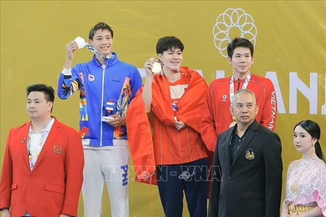 Trần Hưng Nguyên xuất sắc giành huy chương Vàng, Nguyễn Quang Thuấn giành huy chương Đồng với thành tích 2 phút 04,19 giây. Ảnh: Minh Quyết - PV TTXVN tại Thái Lan