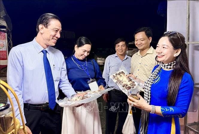 Nhiều sản phẩm đặc sản vùng miền được giới thiệu tại hội chợ góp phần quảng bá tiềm năng OCOP của địa phương. Ảnh: Thanh Sang-TTXVN