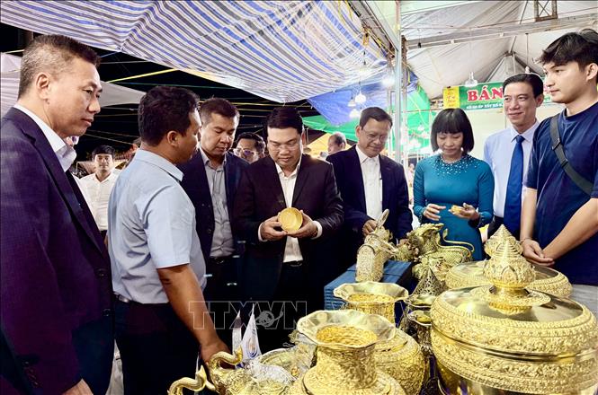 Lãnh đạo An Giang tham quan trải nghiệm sản phẩm thủ công mỹ nghệ  tại gian hàng của doanh nghiệp Campuchia. Ảnh: Thanh Sang-TTXVN