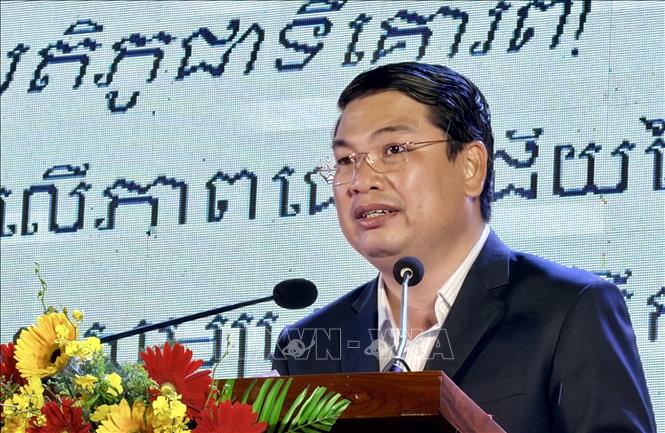Ông Lê Trung Hồ, Phó Chủ tịch UBND tỉnh An Giang phát biểu khai mạc hội chợ. Ảnh: Thanh Sang-TTXVN