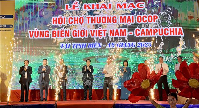 Các đại biểu cắt băng khai mạc Hội chợ Thương mại OCOP vùng biên giới Việt Nam – Campuchia. Ảnh: Thanh Sang-TTXVN