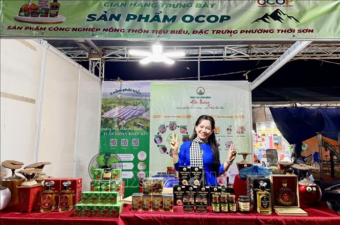 Gian hàng sản phẩm OCOP An Giang trưng bày tại hội chợ. Ảnh: Thanh Sang-TTXVN