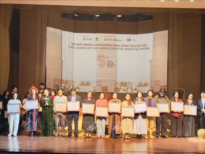 Giám đốc Sở Văn hóa và Thể thao Hà Nội Bạch Liên Hương trao Chứng nhận Không gian văn hóa sáng tạo Hà Nội cho đại diện các không gian văn hóa sáng tạo. Ảnh: Tuyết Mai - TTXVN