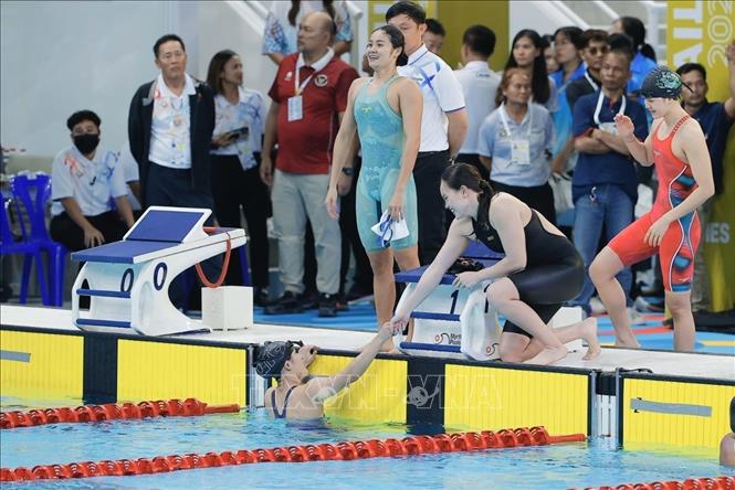 VĐV Võ Thị Mỹ Tiên, Nguyễn Khả Nhi, Phạm Thị Vân và Nguyễn Thị Thuý Hiền giành HCĐ nội dung 4x100 tự do nữ. Ảnh: Minh Quyết - PV TTXVN tại Thái Lan