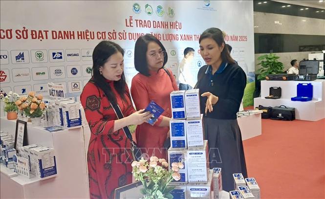 Giải pháp tiết kiệm năng lượng của các cơ sở doanh nghiệp được giới thiệu tại buổi lễ. Ảnh: Phương Anh-TTXVN