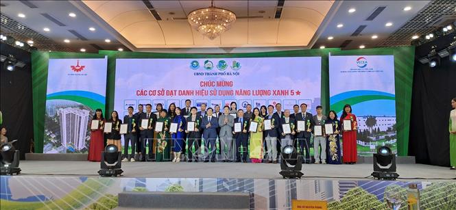 Lãnh đạo Sở Công Thương Hà Nội trao danh hiệu Năng lượng xanh năm 2025 cho các cơ sở doanh nghiệp. Phương Anh-TTXVN
