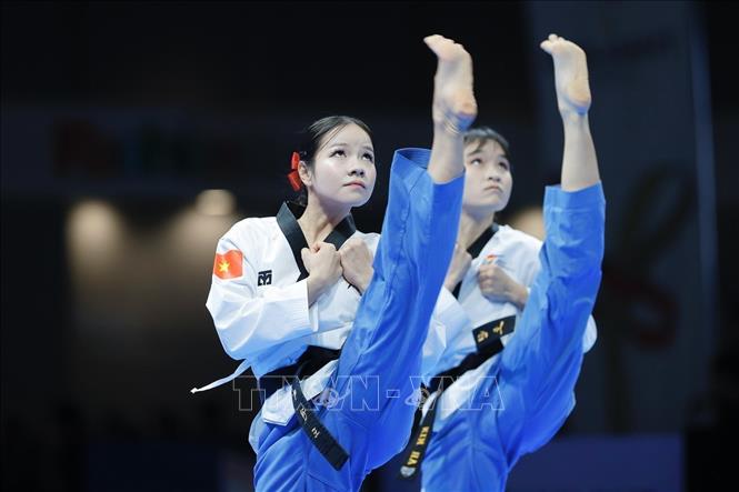 Vietnam's Taekwondo artists compete in the female team performance event. VNA Photo: Minh Quyết