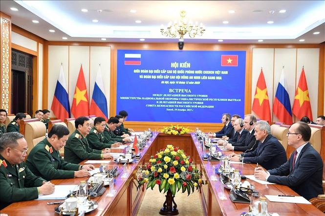 General Phan Van Giang meets with Secretary of the Security Council of the Russian Federation Sergey Shoigu in Hanoi on December 10. VNA/Photo by courtesy