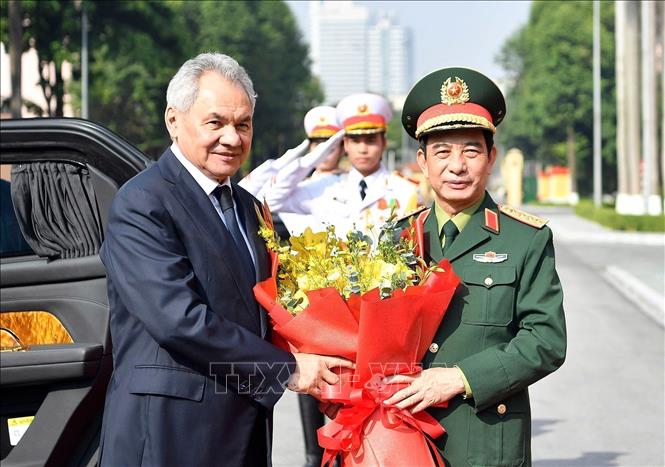 General Phan Van Giang meets with Secretary of the Security Council of the Russian Federation Sergey Shoigu in Hanoi on December 10. VNA/Photo by courtesy