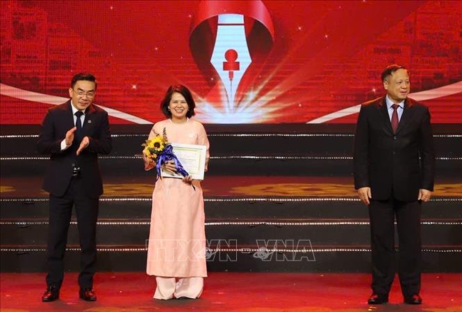 Tác phẩm “35 năm chống HIV/AIDS – Giải pháp mới, hành trình mới, niềm tin mới” của nhóm tác giả Nguyễn Thị Đoàn Duyên, Nguyễn Thị Kiều Trang, Đinh Nghĩa Thương, Tạ Tiến Thành, Chu Ngọc Thu An (Trung tâm Nội dung số và Truyền thông - TTXVN) đạt giải Ba của cuộc thi. Ảnh: TTXVN phát