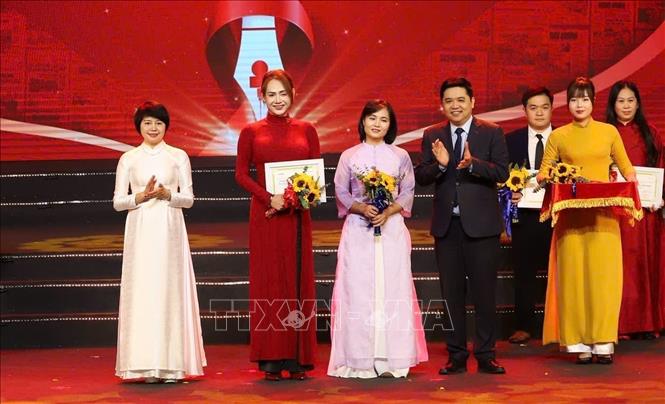  Trao giải Khuyến khích cho tác phẩm “‘Đồng tâm hiệp lực’ để chấm dứt dịch HIV/AIDS” của tác giả Cao Thị Thùy Giang (Báo Điện tử VietnamPlus - TTXVN). Ảnh: TTXVN phát