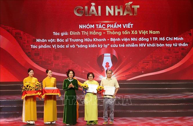 Tác phẩm: “Vị bác sĩ và ‘sáng kiến kỳ lạ’ cứu trẻ nhiễm HIV khỏi bàn tay tử thần” của tác giả Đinh Thị Hằng (Thông tấn xã Việt Nam) đạt giải Nhất của cuộc thi. Ảnh: TTXVN phát
