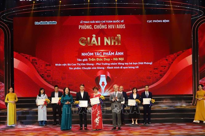 Trao giải Nhì cho các tác giả. Ảnh: TTXVN phát