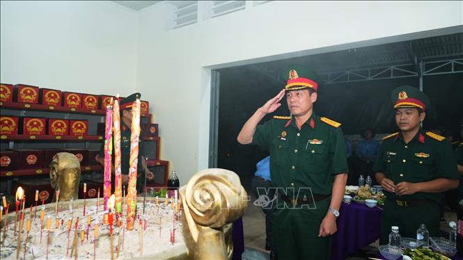 Các đại biểu thắp hương cho các liệt sĩ. Ảnh: Minh Phú – TTXVN 