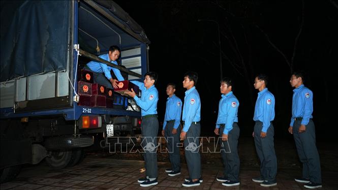 Hài cốt liệt sĩ được đưa vào Nhà quản trang Nghĩa trang liệt sĩ Đồi 82 (Tân Biên) chờ thực hiện nghi thức truy điệu, an táng. Ảnh: Minh Phú – TTXVN