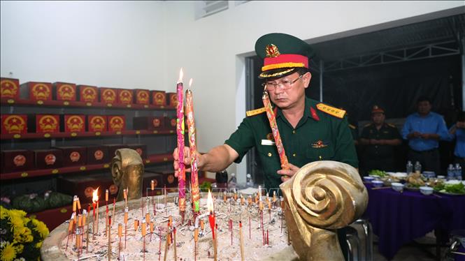 Đại tá Nguyễn Minh Tấn – Phó Chính ủy Bộ Chỉ huy Quân sự tỉnh, Phó trưởng Ban Chỉ đạo 515 tỉnh Tây Ninh dâng hương, tưởng nhớ các anh hùng liệt sĩ. Ảnh: Minh Phú – TTXVN