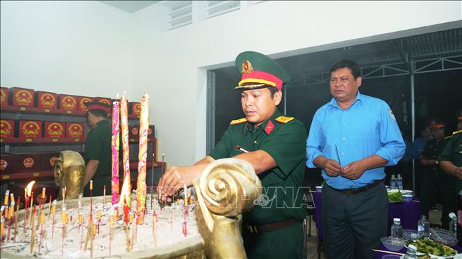 Các đại biểu thắp hương cho các liệt sĩ. Ảnh: Minh Phú – TTXVN 