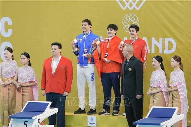 Tran Hung Nguyen wins his SEA Games gold in the men’s 200m individual medley while Nguyen’s teammate Nguyen Quang Thuan grabs bronze with a time of 2:04.19. VNA Photo: Minh Quyết