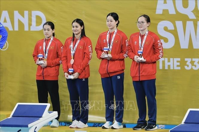 Female swimmers win a bronze in the women's 4X100m freestyle relay. VNA Photo: Minh Quyết