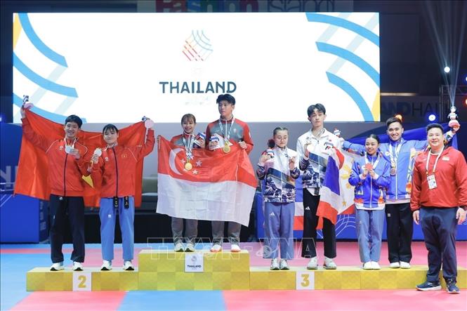Nguyen Trong Phuc and Nguyen Kim Ha win a silver in the pair standard poomsae event. VNA Photo: Minh Quyết