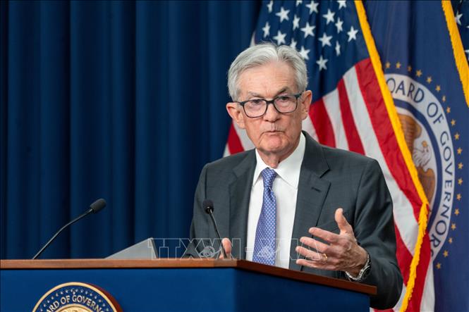 Chủ tịch Cục Dự trữ Liên bang Mỹ (FED) Jerome Powell trong cuộc họp báo công bố việc cắt giảm lãi suất, tại Washington DC., ngày 10/12/2025. Ảnh: THX/TTXVN