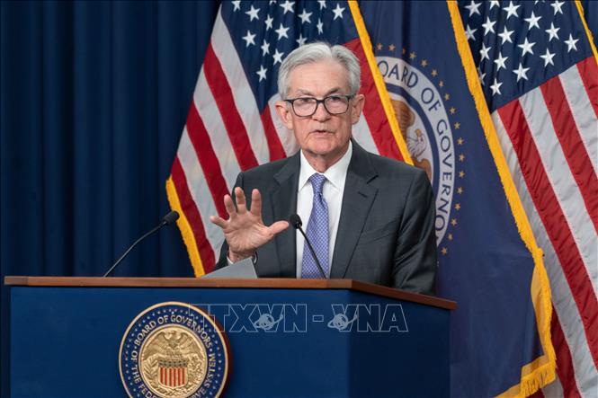 Chủ tịch Cục Dự trữ Liên bang Mỹ (FED) Jerome Powell trong cuộc họp báo công bố việc cắt giảm lãi suất, tại Washington DC., ngày 10/12/2025. Ảnh: THX/TTXVN
