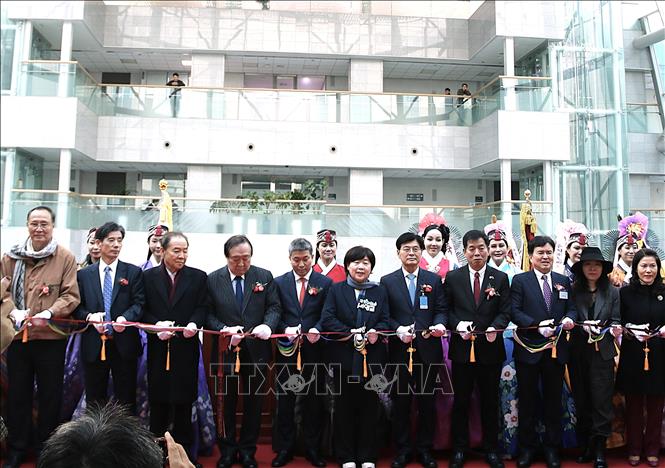 Nghi thức cắt băng khai mạc Triển lãm. Ảnh: Khánh Vân – PV TTXVN tại Hàn Quốc