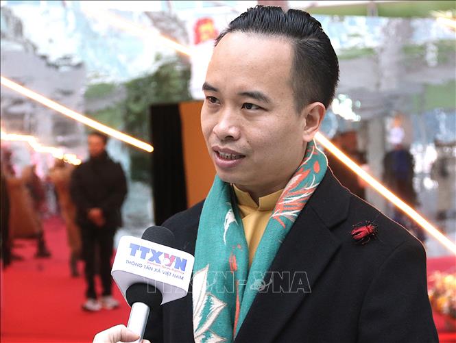 Nghệ nhân Bùi Văn Tự chia sẻ tại buổi triển lãm. Ảnh: Khánh Vân - PV TTXVN tại Hàn Quốc