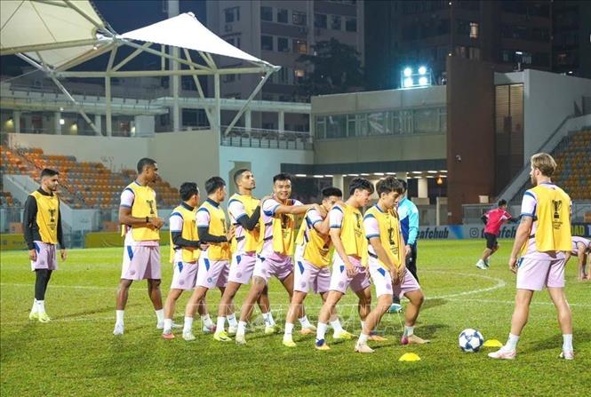 Các cầu thủ CLB Công an Hà Nội tập luyện trước trận gặp Tai Po FC. Ảnh: TTXVN phát