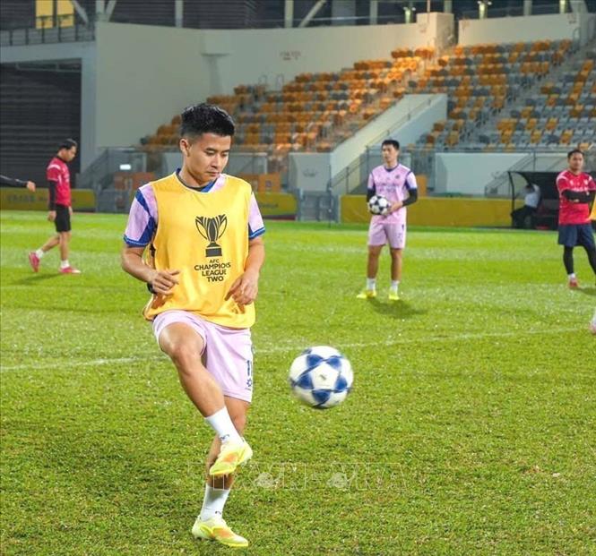Tiền vệ Lê Phạm Thành Long tại buổi tập của CLB Công an Hà Nội. Ảnh: TTXVN phát