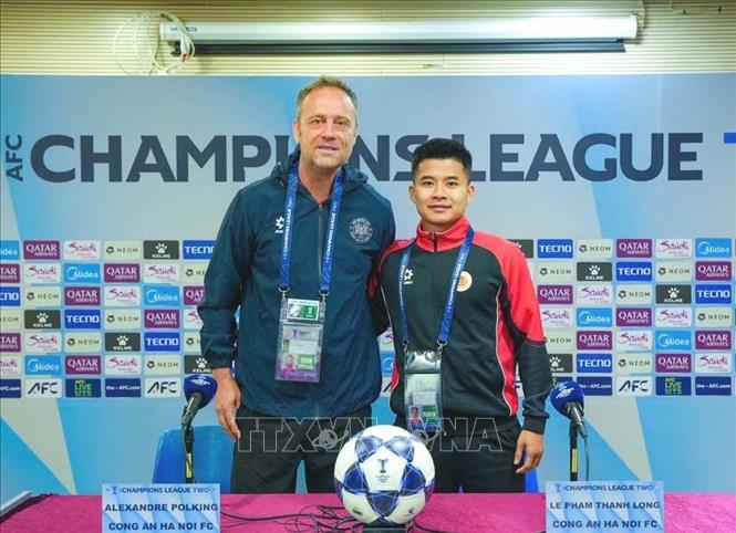 HLV Mano Polking và cầu thủ Lê Phạm Thành Long của CLB Công an Hà Nội tại buổi họp báo trước trận đấu. Ảnh: TTXVN phát