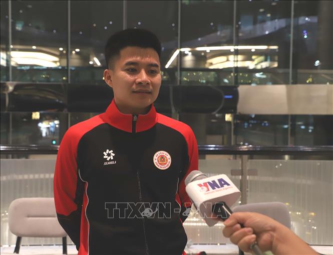 Tiền vệ Lê Phạm Thành Long của CLB Công an Hà Nội trả lời phỏng vấn phóng viên TTXVN trước trận đấu. Ảnh: Xuân Vịnh  - Phóng viên TTXVN tại Hong Kong