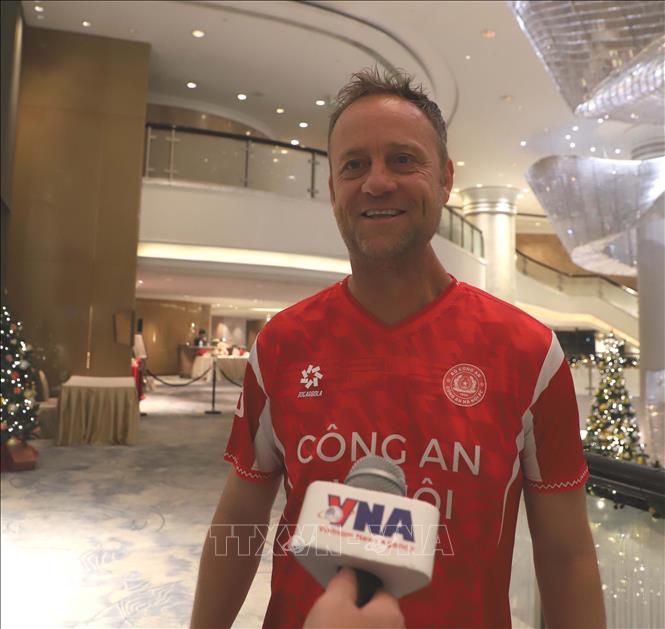 HLV Mano Polking của CLB Công an Hà Nội trả lời phỏng vấn phóng viên TTXVN trước trận đấu. Ảnh: Xuân Vịnh - Phóng viên TTXVN tại Hong Kong