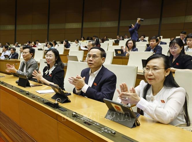 Đại biểu Quốc hội biểu quyết thông qua các luật và nghị quyết. Ảnh: Doãn Tấn - TTXVN