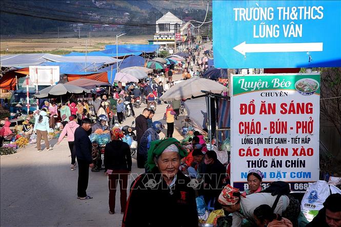 Chợ phiên vùng cao Lũng Vân tấp nập từ 6 - 10 giờ sáng thứ ba hàng tuần. Ảnh: Thanh Hải - TTXVN