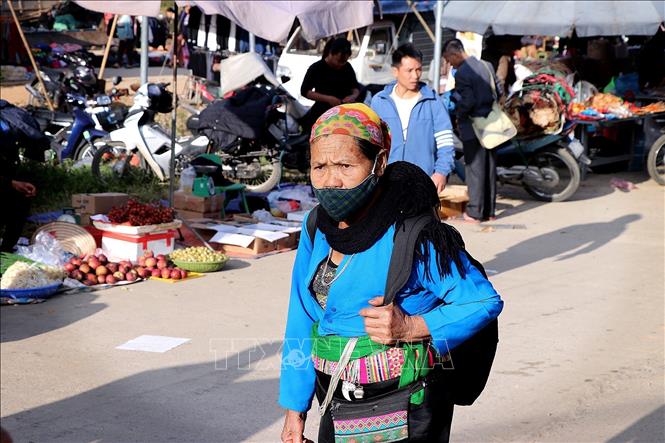 Đồng bào dân tộc Mường đi chợ phiên Lũng Vân từ sáng sớm. Ảnh: Thanh Hải - TTXVN