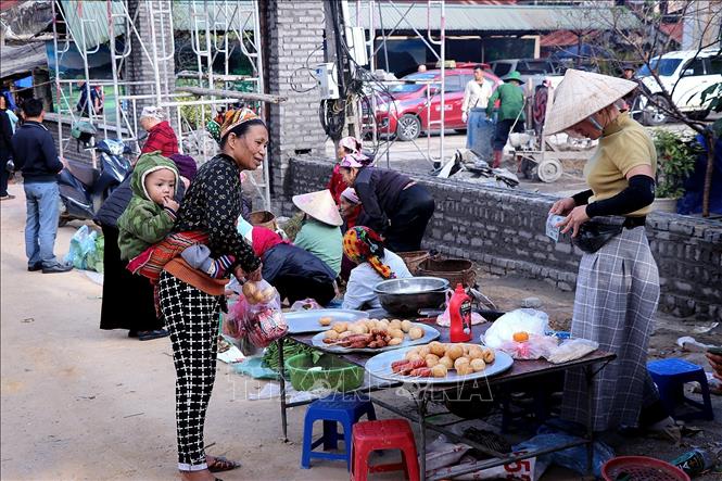 Các điểm bán đồ ăn sáng tại phiên chợ luôn là điểm đến của người dân bản địa. Ảnh: Thanh Hải - TTXVN