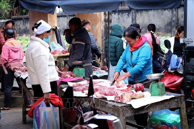 Người dân bản địa mua các thực phẩm thiết yếu hàng ngày. Ảnh: Thanh Hải - TTXVN