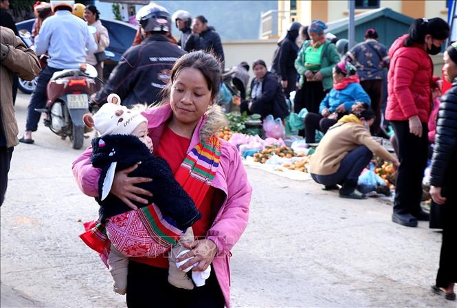 Hai mẹ con người dân bản địa đi chợ phiên Lũng Vân từ sáng sớm. Ảnh: Thanh Hải - TTXVN
