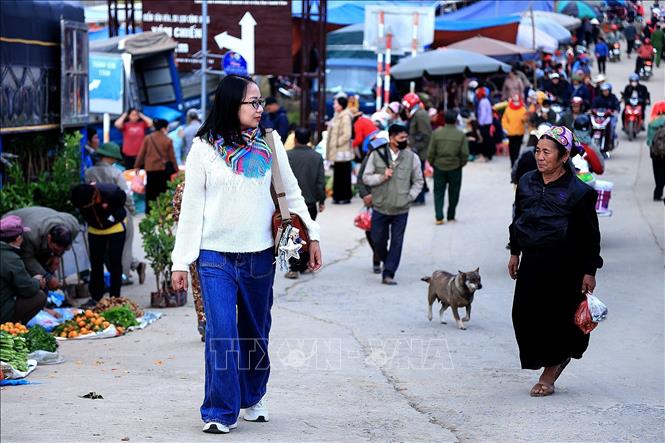 Phiên chợ vùng cao Lũng Vân diễn ra cũng là thời điểm để nhiều khách du lịch tìm đến tham quan, khám phá văn hóa dân tộc. Ảnh: Thanh Hải - TTXVN   