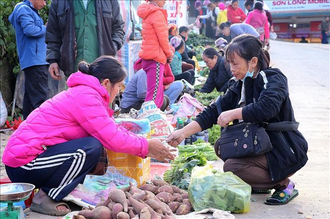 Các mặt hàng nông sản được chính người dân nuôi, trồng bán tại phiên chợ. Ảnh: Thanh Hải - TTXVN