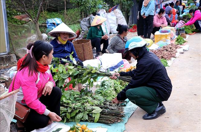 Các loại lá thuốc được bày bán là điểm độc đáo của phiên chợ Lũng Vân. Ảnh: Thanh Hải - TTXVN  