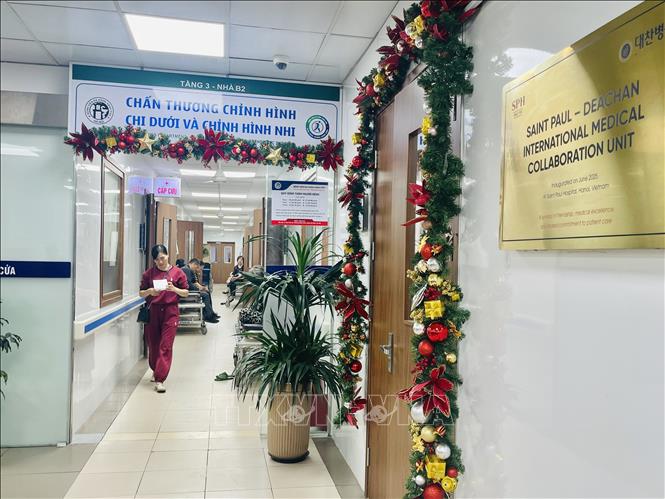 Bệnh viện Xanh Pôn trang trí chủ đề Giáng sinh trước sảnh chờ trong bệnh viện. Ảnh: Tuyết Mai – TTXVN
