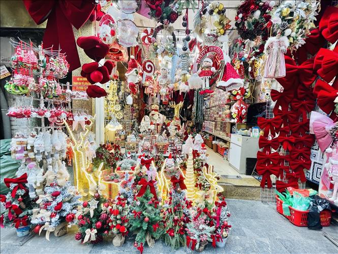 Gian hàng trang hoàng rực rỡ các sản phẩm trang trí Noel. Ảnh: Tuyết Mai - TTXVN